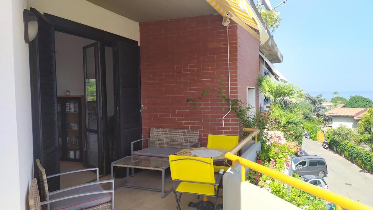 Nero Basalto Azzurro Mare Bed & Breakfast Aci Castello Exterior photo