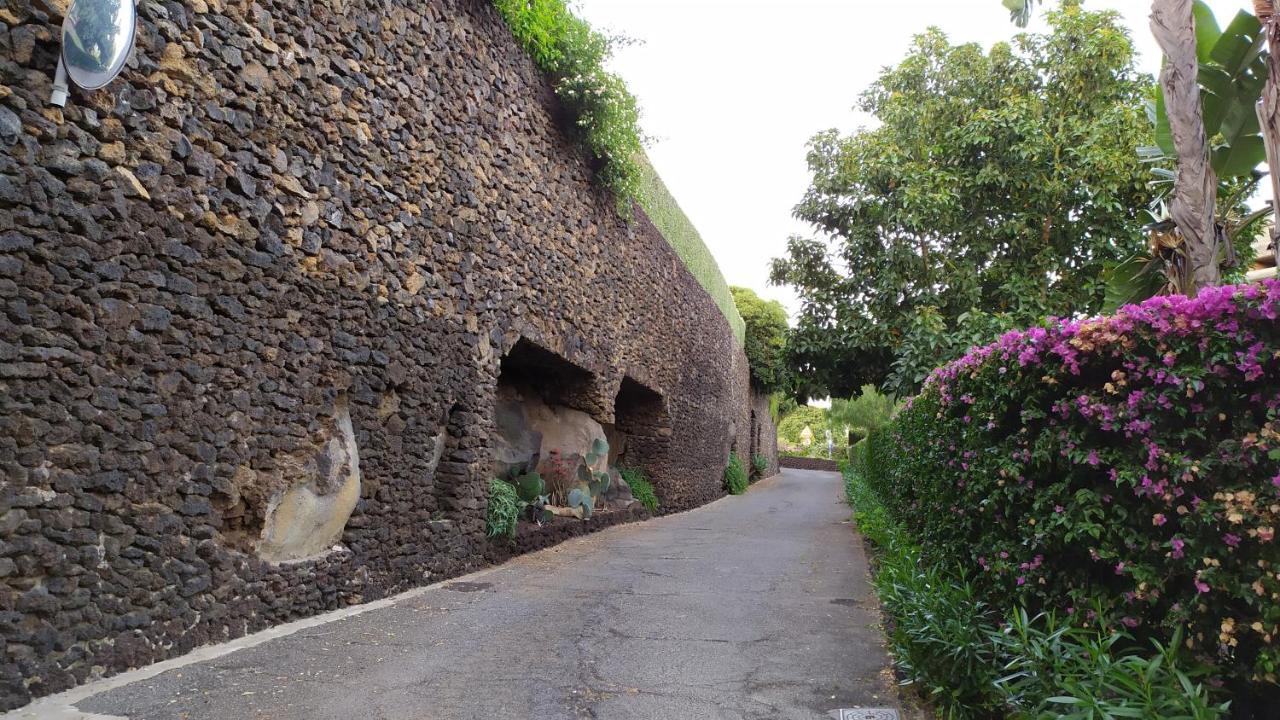Nero Basalto Azzurro Mare Bed & Breakfast Aci Castello Exterior photo