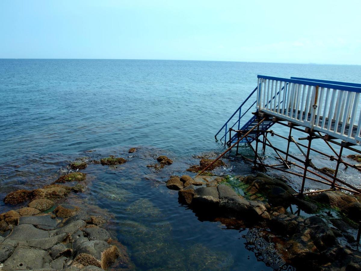 Nero Basalto Azzurro Mare Bed & Breakfast Aci Castello Exterior photo